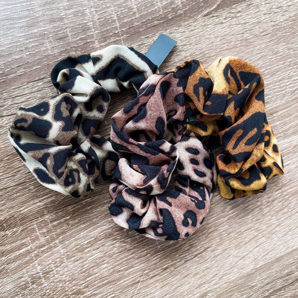 🌸3/$15 🌸 nOir Jewelry | Ombre Leopard Scrunchies - Picture 5 of 6